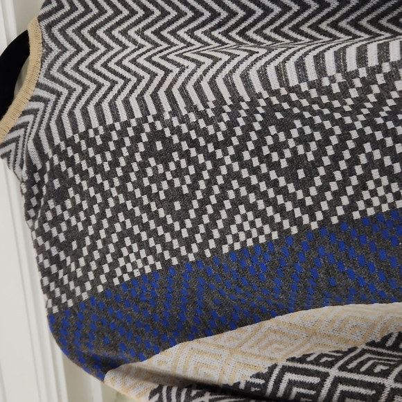 Shawl - Picture 3 of 4